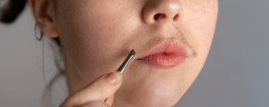 mulher depilando buço com uma pinça