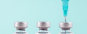 fileira de frascos de vacina e seringa