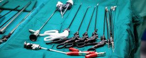 ferramentas cirúrgicas para a realização de laparoscopia