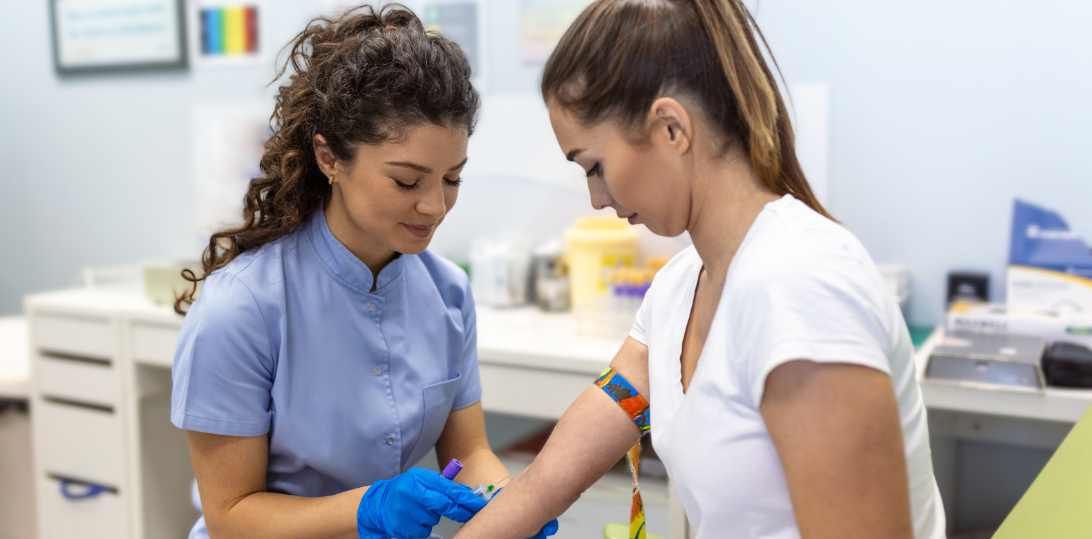 Enfermeira coleta sangue de uma mulher jovem em um laboratório