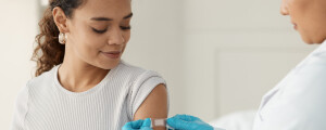 Mulher adulta recebendo a vacina para hepatite A