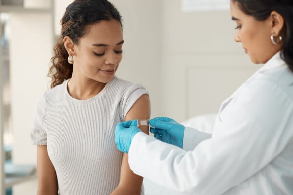 Mulher adulta recebendo a vacina para hepatite A
