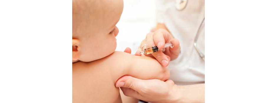 Bebê tomando vacina BCG
