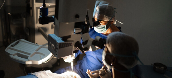 Médicos fazendo cirurgia no olho de um paciente