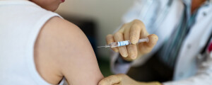 médico aplicando vacina no braço de uma criança
