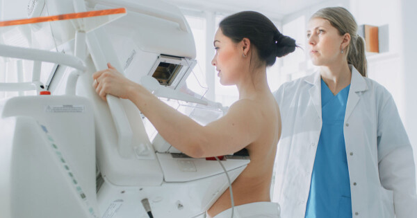 Mulher faz mamografia para identificar câncer de mama