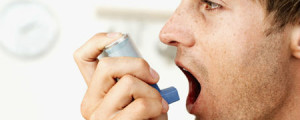 homem usando a bombinha de asma