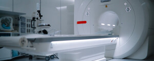 sala de laboratório com máquina de tomografia