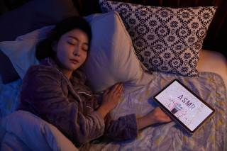 Muitas pessoas utilizam o ASMR para conseguir dormir melhor. Foto: Plan Shooting 2/Imazins/Getty Images