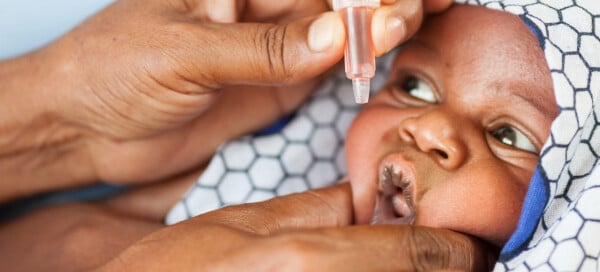 Bebê recebendo vacina contra poliomielite