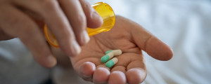 Paciente segurando pílulas de antidepressivos.