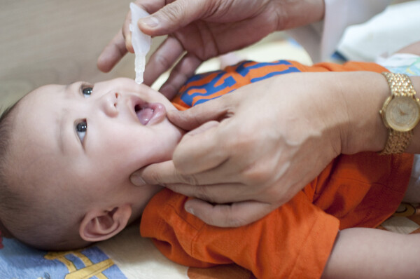 bebê tomando a vacina oral de rotavírus