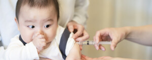 seringas de vacina em fundo azul
