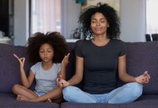 Meditação pode ser feita desde os 5 anos e auxilia no controle da ansiedade - Foto: Shutterstock