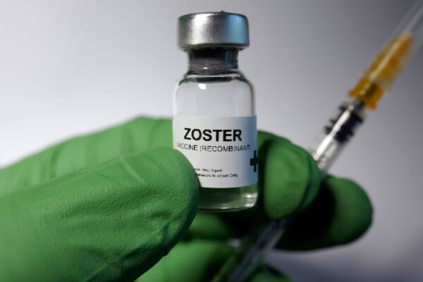 Close de um frasco com a vacina para herpes zóster
