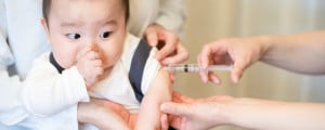bebê tomando vacina