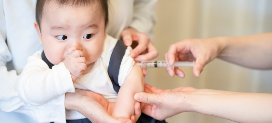 bebê tomando vacina