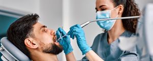 Paciente realizando tratamento de canal no dente