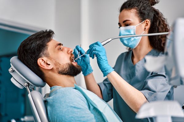 Paciente realizando tratamento de canal no dente