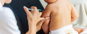 Close de bebê sendo vacinado no braço